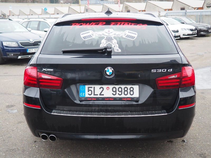 BMW Řada 5 (2014) 3.0D xDrive, Headup display - fotka 3 z 37