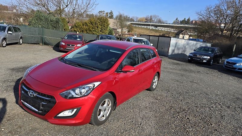 Hyundai i30 1.6GDI STYLE  99KW - fotka 2 z 44