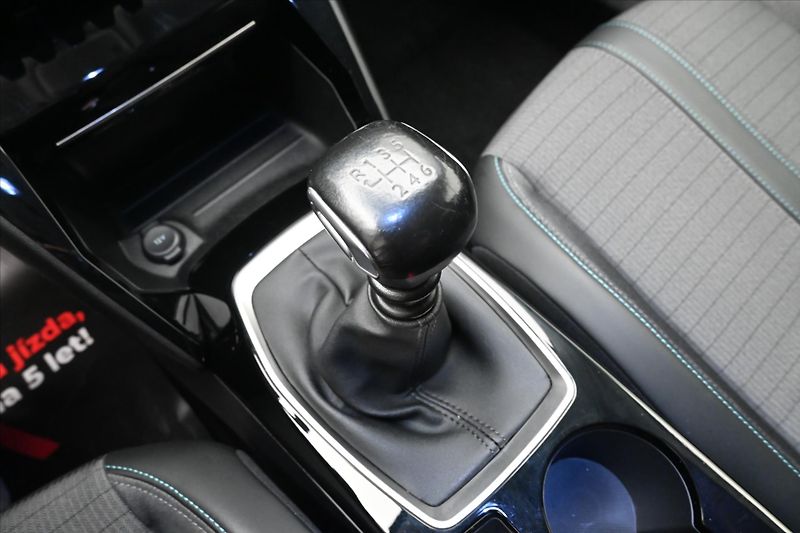 Peugeot 2008 1,5 BlueHDi 81 kW Allure Záruk - fotka 21 z 29