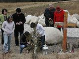 Pozůstalí a přeživší v místě nehody postavili dřevěný kříž s fotografiemi obětí, pozemek později odkoupili a v den 5. výročí nehody, v březnu, zde odhalili pomník