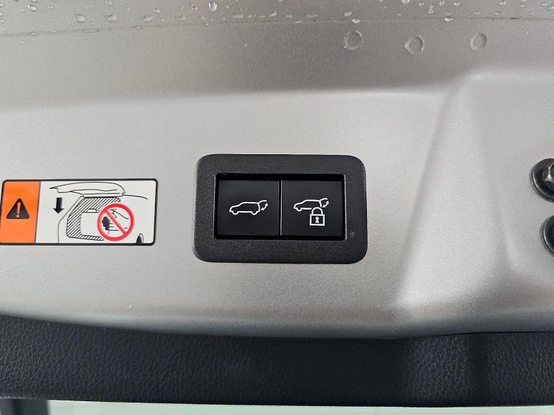 Toyota Prius (2025) 2.0L PHEV 223k Prestige Skyvie - fotka 32 z 33