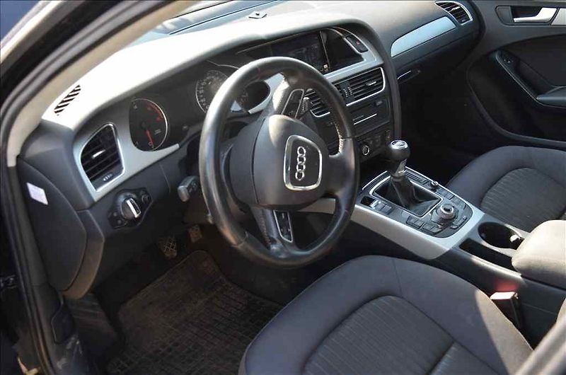 Audi A4 (2010) AVANT 2,0 TDI - fotka 13 z 24
