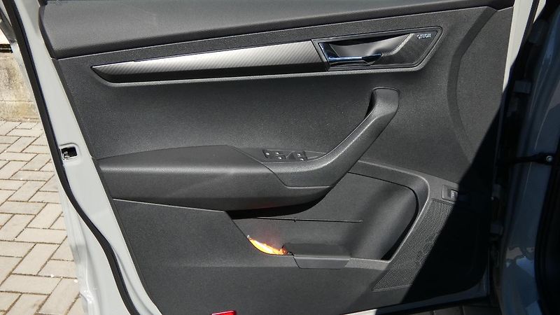 Škoda Karoq 1,5 TSI DSG Sportline - fotka 8 z 26