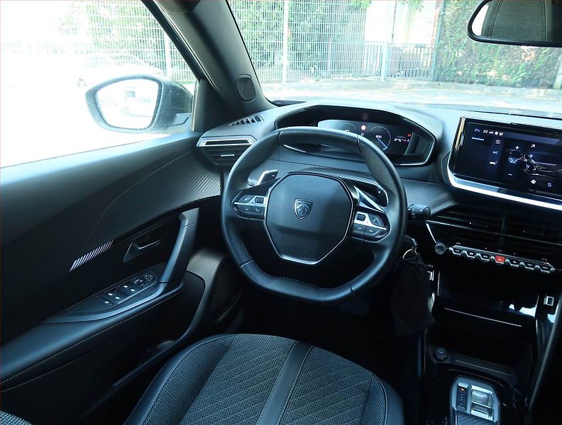 Peugeot 2008 (2025) Allure 1.2 PureTech - fotka 7 z 21