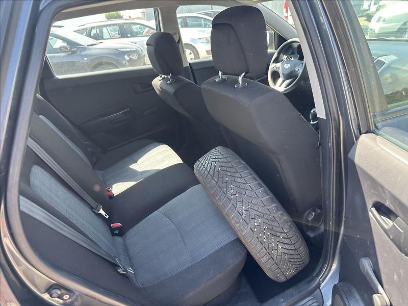 Kia Ceed 1,6 CRDi 85kW Exclusive - fotka 25 z 28