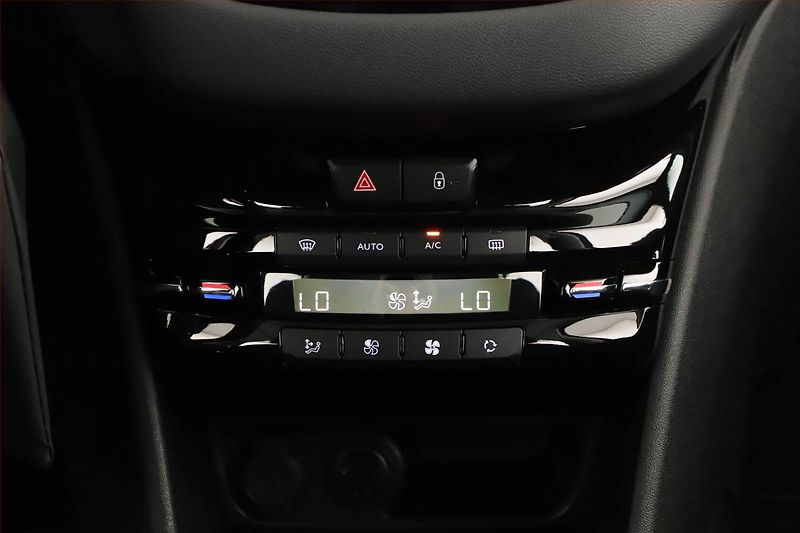 Peugeot 208 (2016) 1.2 PureTech, ČR,1.maj - fotka 14 z 17