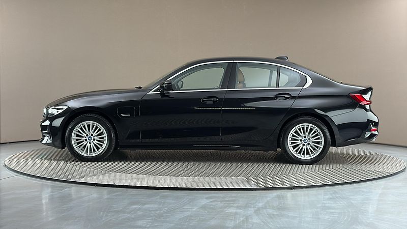 BMW Řada 3 320e AUT Luxury Line - fotka 4 z 27