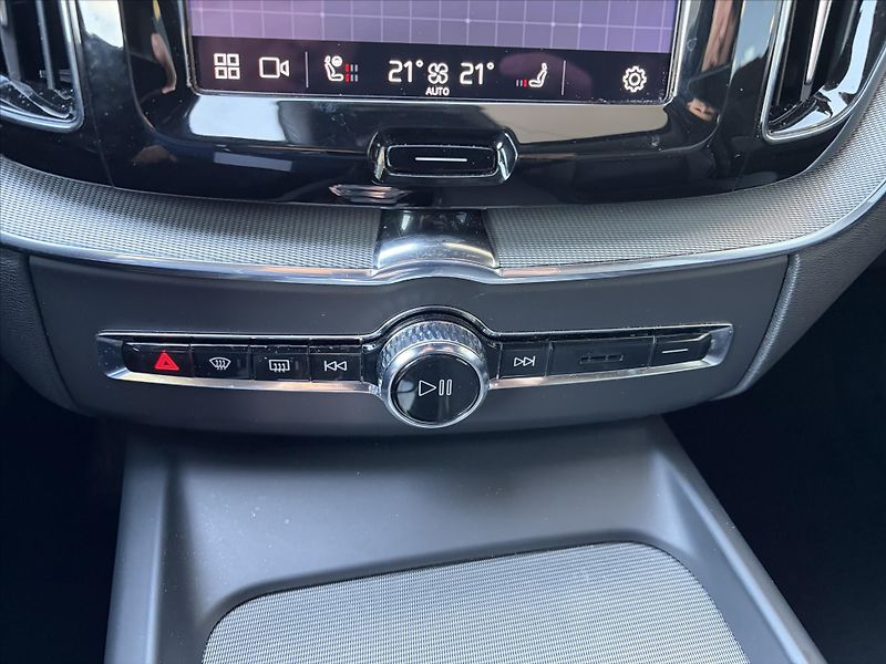 Volvo XC60 2,0   B4 AWD Dark PLUS - fotka 18 z 32