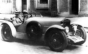 Jiří Voskovec za volantem a vedle něj Jan Werich v automobilu Wikov 7/28 Sport.