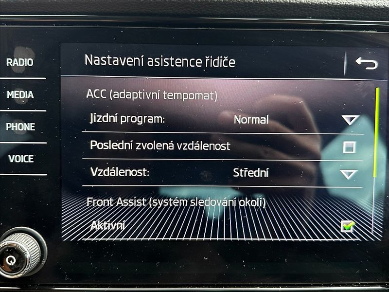 Škoda Karoq 1,6 TDI 85kW STYLE CZ-SERVIS!! - fotka 37 z 42