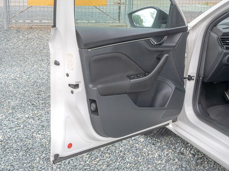 Škoda Scala (2019) ČR 1.6TDI DSG – ČERNÝ STROP - fotka 12 z 46