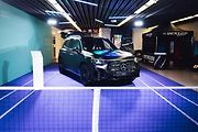 Mercedes-Benz letos odstartoval novou éru jako globální partner ženského tenisu (WTA). Své ambice v tomto sportu nyní potvrzuje i v České republice, kde v rámci ostravského turnaje představuje dvě klíčové novinky: novou generaci modelů GLB a GLC.