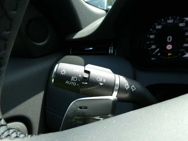 Land Rover Discovery Sport 1,5 Dynamic Se P270e - fotka 22 z 40