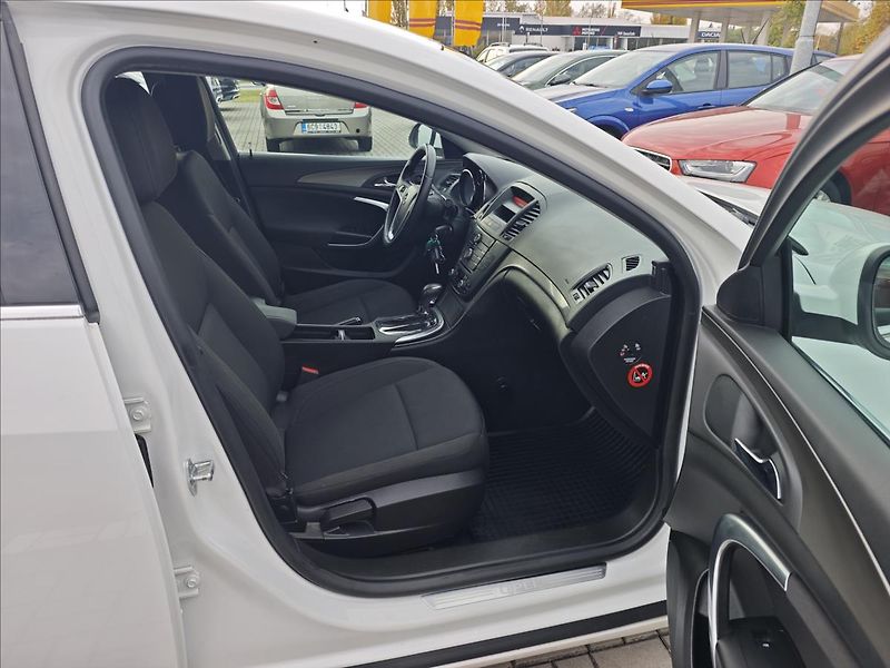 Opel Insignia 2,0 CDTi automat  Edition - fotka 14 z 24
