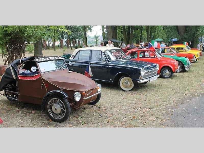 Nablýskané historické motocykly a automobily zdobily v sobotu prostranství zámku v Neplachovicích. Konala se zde již devátá Cisarská veterán rallye.