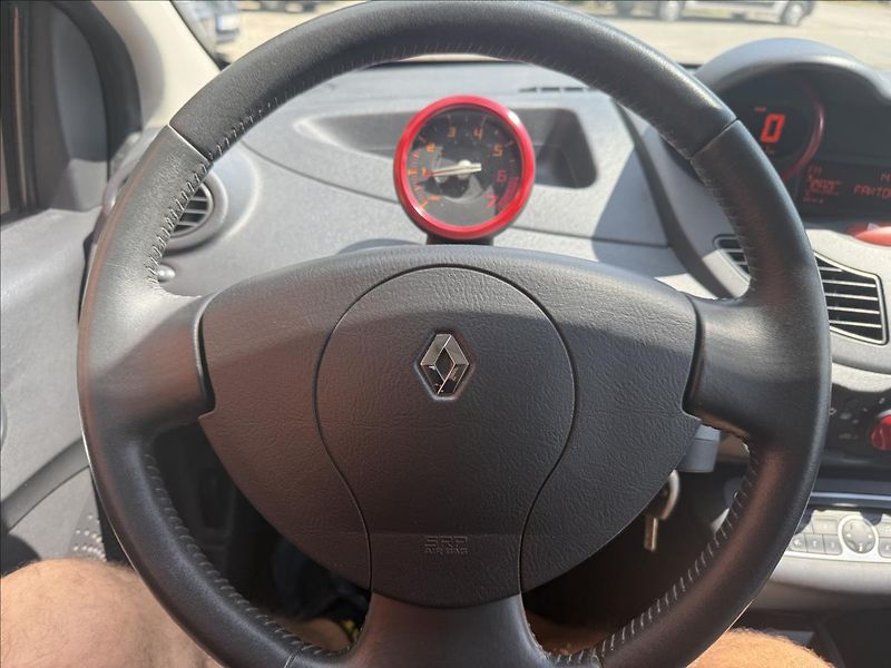 Renault Twingo 1,2 i - fotka 11 z 24