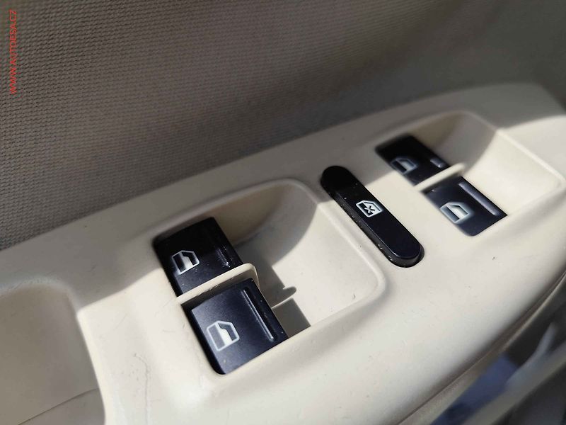 Škoda Octavia (2006) 1.9TDi, ČR, AC, park.čidla - fotka 17 z 17