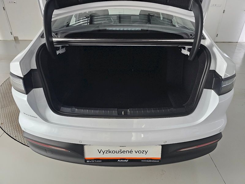 BYD Seal 5 DM-i (2025) 1.5 PHEV 212k DESIGN - fotka 34 z 34