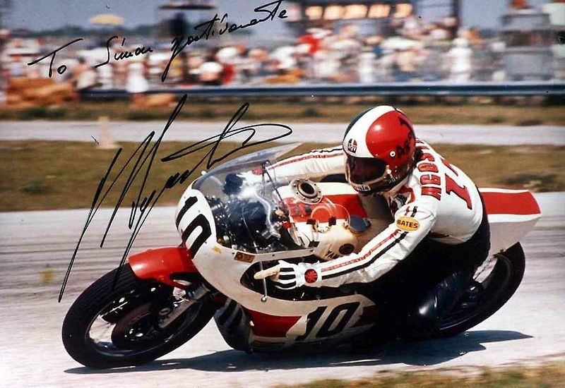 Giacomo Agostini je stále králem mezi závodníky silničních motocyklů. Na svém kontě má úctyhodných patnáct titulů mistra světa, které dosposud nikdo nepřekonal.