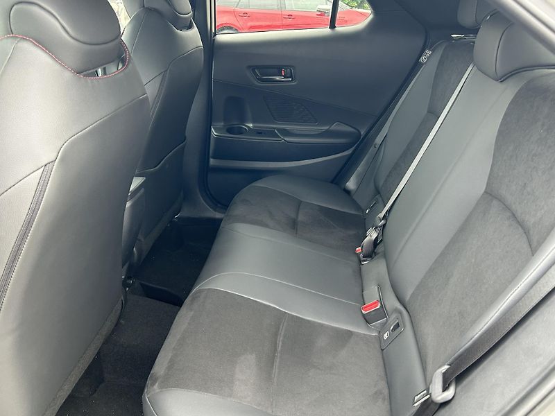 Toyota C-HR (2025) GR SPORT PREMIER 2.0 HEV 4x4  - fotka 8 z 14