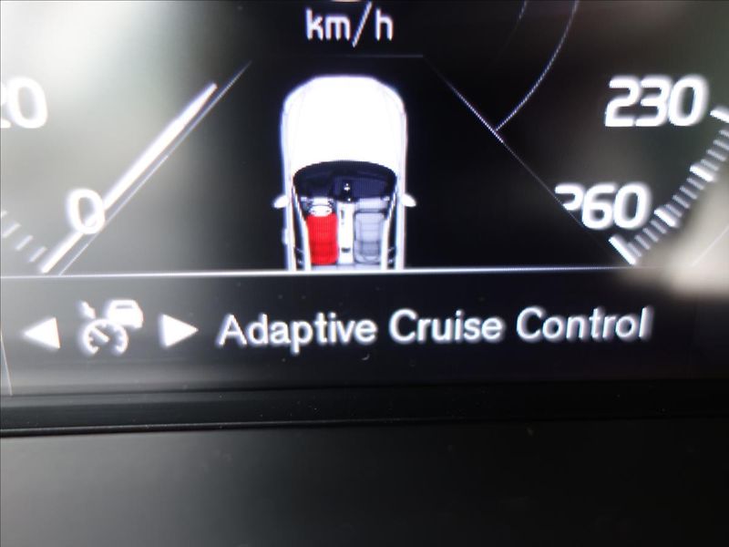 Volvo XC60 2,0 140kW 4x4 MOMENTUM - fotka 59 z 73