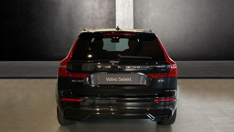 Volvo XC60 R-DESIGN, B5 AWD, 173+10 kW / - fotka 4 z 31