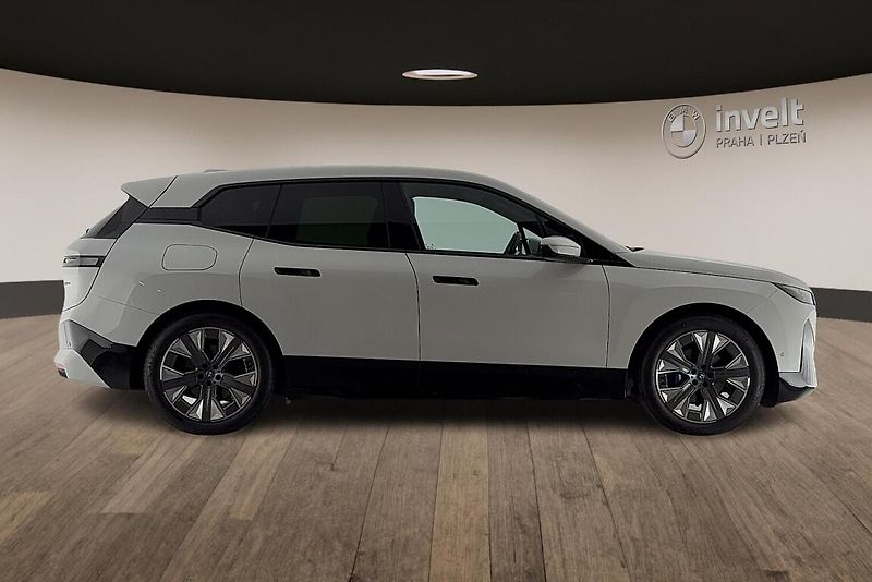 BMW iX xDrive40 - fotka 2 z 13