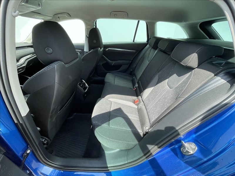 Škoda Octavia 2,0 TDI DSG 4x4 Style Plus LED - fotka 16 z 23