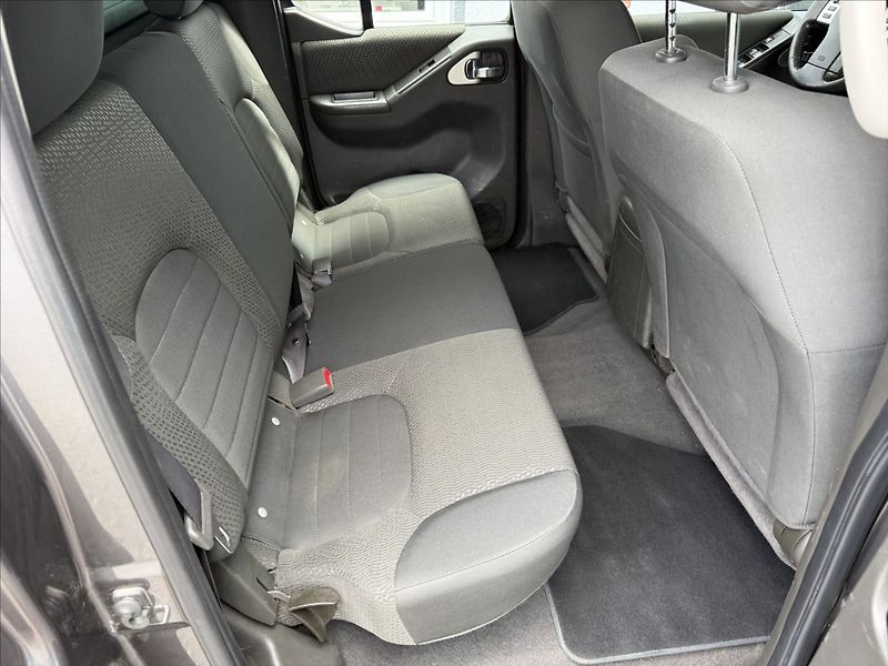 Nissan Navara 2,5 dCi 140kW,Hardtop,po servi - fotka 18 z 28