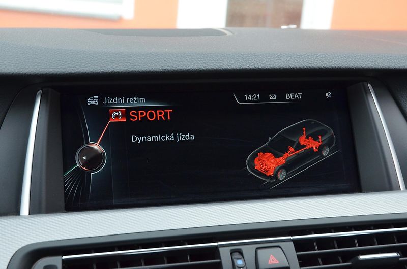 BMW Řada 5 (2016) 520d xDrive AT / ČR / M-PAKET - fotka 30 z 39