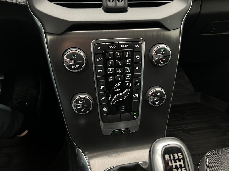 Volvo V40 D2 MOMENTUM - fotka 22 z 34