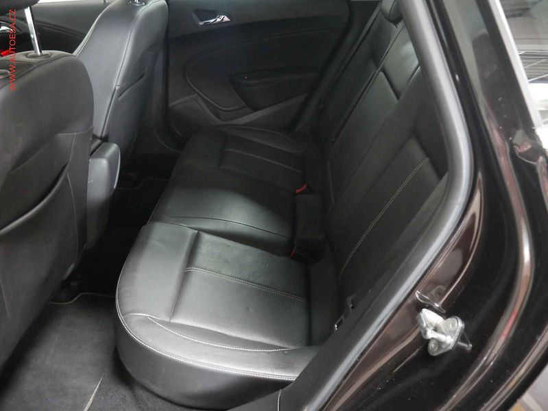 Opel Astra (2013) 1.6T, AT, park.čidla - fotka 10 z 20