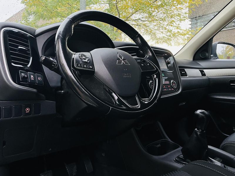 Mitsubishi Outlander 2.0i MANUÁL 1.MAJITEL SERVISKA - fotka 25 z 43