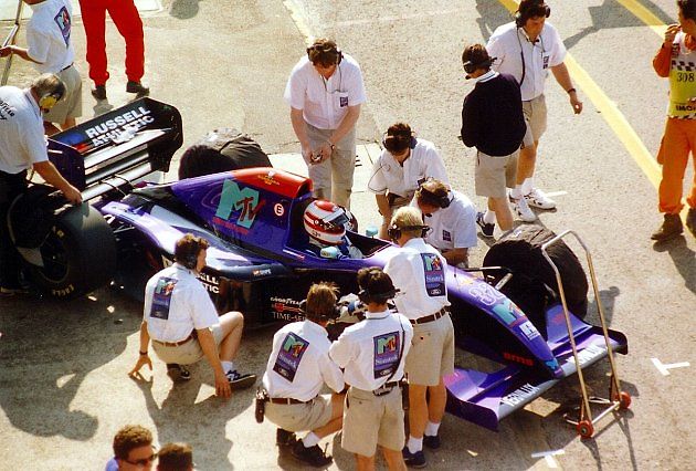 Den před smrtí Ayrtona Senny na Velké ceně San Marina se na stejném okruhu zabil při kvalifikačním závodu rakouský jezdec Roland Walter Ratzenberger. Na snímku v den své smrti v kokpitu svého vozu ještě před osudnou havárií, zdroj: Wikimedia Commons, Sgozzi, CC BY-SA 3.0