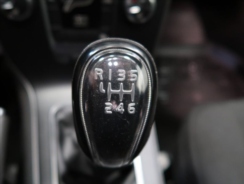 Volvo V40 1,6 D2 VÝHŘEV SEDADEL 2x ALU - fotka 22 z 23