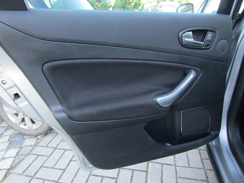 Ford Mondeo (2008) 2.0 TDCi GHIA 1.MAJITEL - fotka 21 z 43
