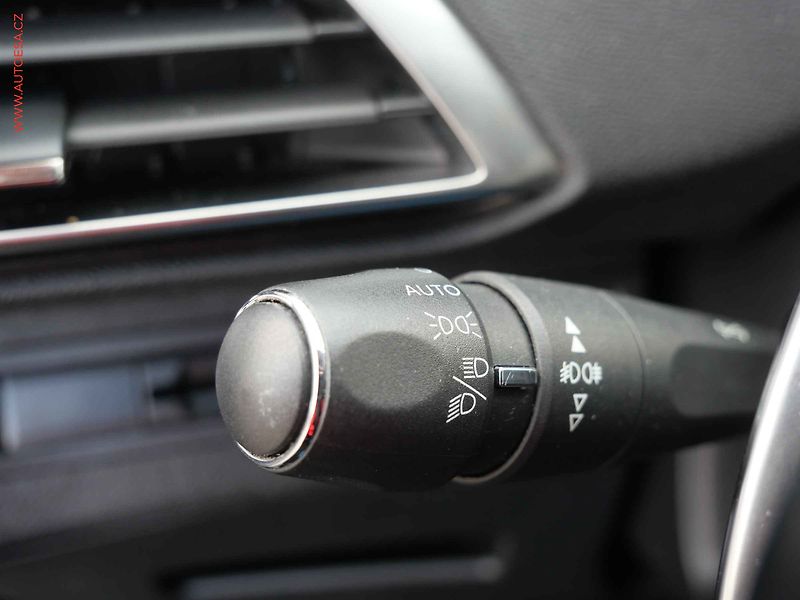 Peugeot 5008 (2018) 2.0HDi, AT, LED, kamera - fotka 17 z 28