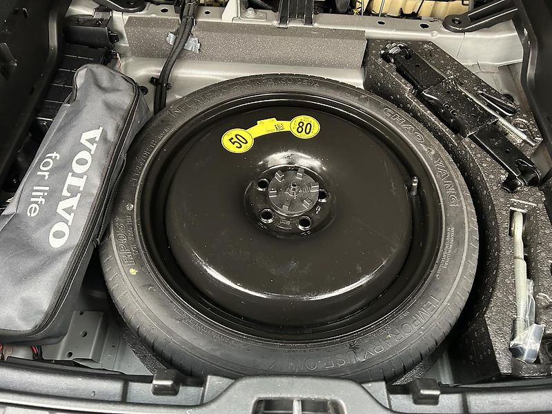 Volvo XC40 2.0  B4 Momentum Pro - fotka 13 z 31