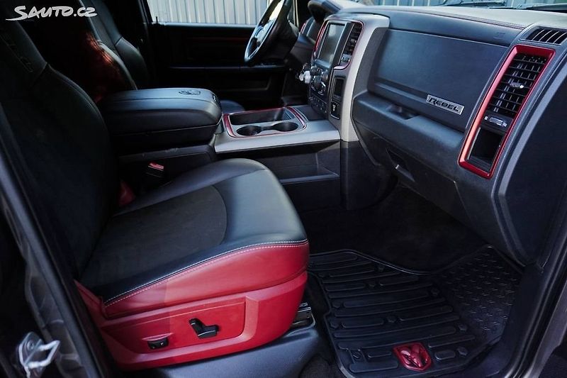 Dodge RAM (2015) 5.7 HEMI 4X4 REBEL EDITION - fotka 25 z 35