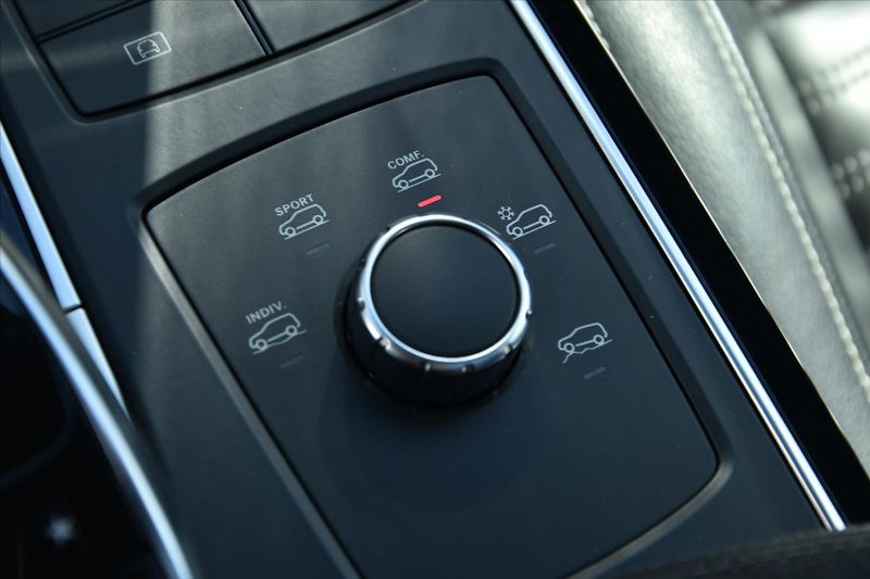 Mercedes-Benz GLS 350d 4MATIC AMG 7-MÍST DPH - fotka 27 z 34