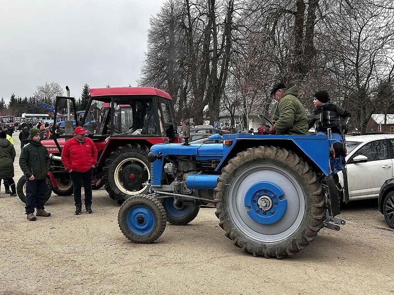 Táta, brácha a já, jedeme v tom spolu. V Suchém pořádali v pondělí vánoční jízdu traktorů.