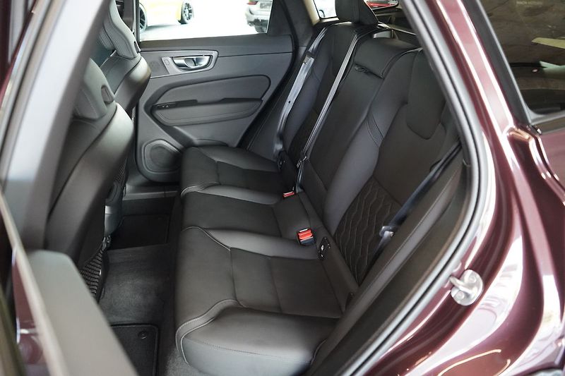 Volvo XC60 B5 AWD PLUS Dark LCI, H/K, LED - fotka 45 z 48
