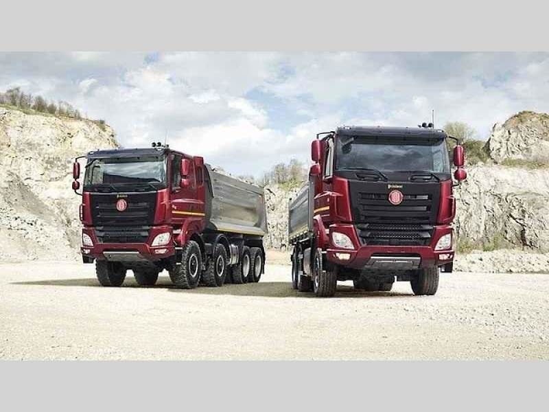 Tatra Force 8x8 – vozidlo pro přepravu potrubí.