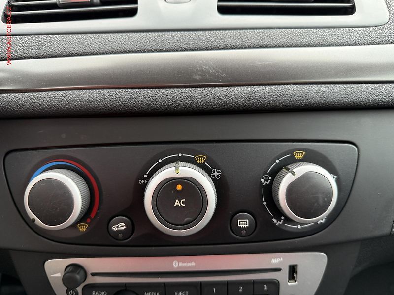 Renault Mégane (2014) 1.5 dCi, ČR, AC, tempo, park - fotka 15 z 16