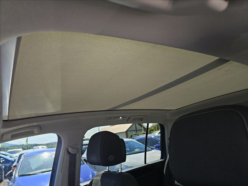 Volkswagen Touran 1,4 TSi 110KW Highline Panoram - fotka 27 z 52