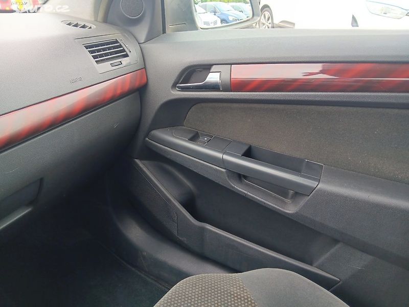 Opel Astra 1.7 CDTI - fotka 22 z 24