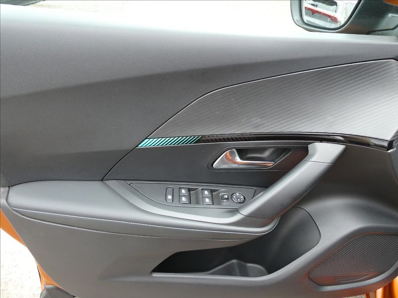 Peugeot 2008 1,2 PureTech 74kW Allure,závěs - fotka 32 z 45