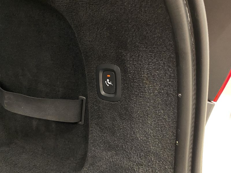 Volvo V90 D4 AWD MOMENTUM AUT  - fotka 32 z 48