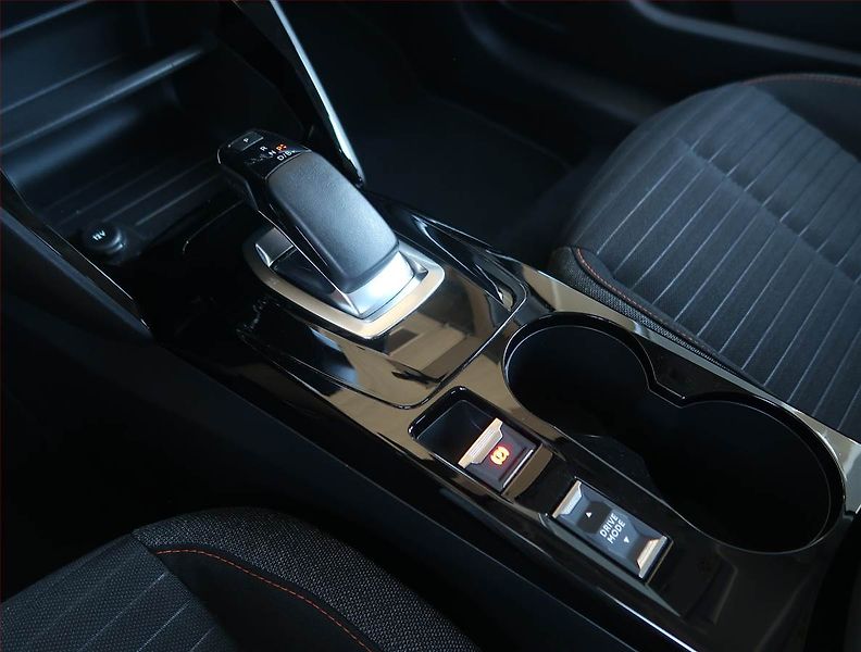 Peugeot 208 (2021) 50 kWh, SoH 90%, Automat - fotka 13 z 22