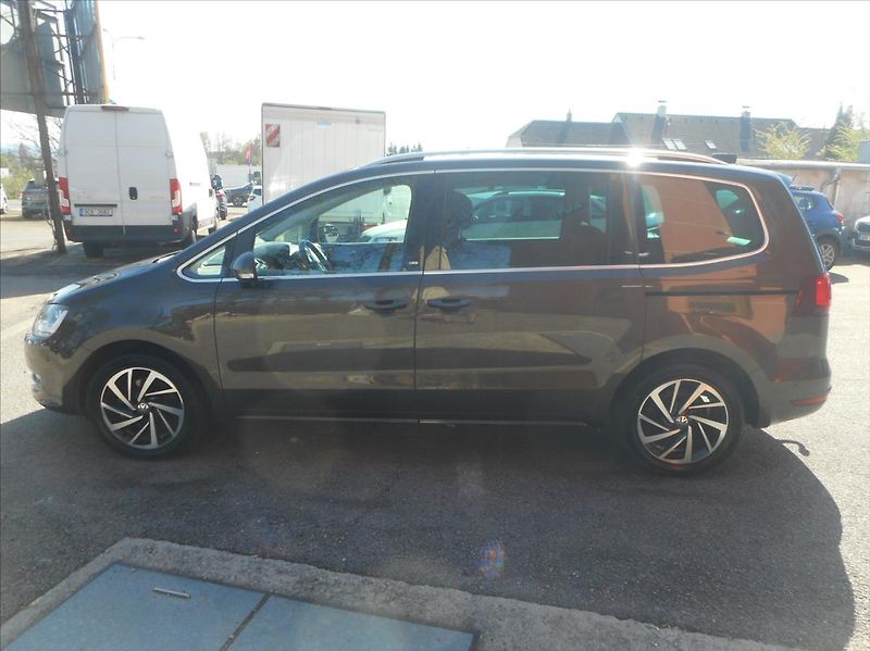 Volkswagen Sharan 2,0 TDi SOUND - fotka 8 z 38